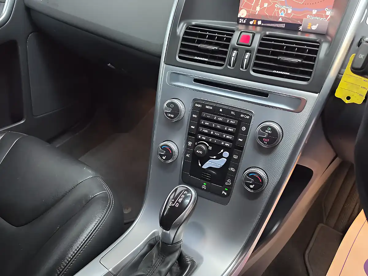 Used 2017 Volvo XC60 Se Nav Flamenco Red - Interior and Exterior details 14