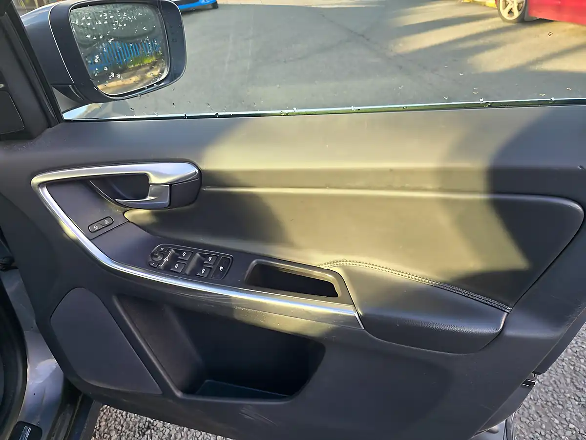Used 2017 Volvo XC60 Se Nav Osmium Grey - Interior and Exterior details 10