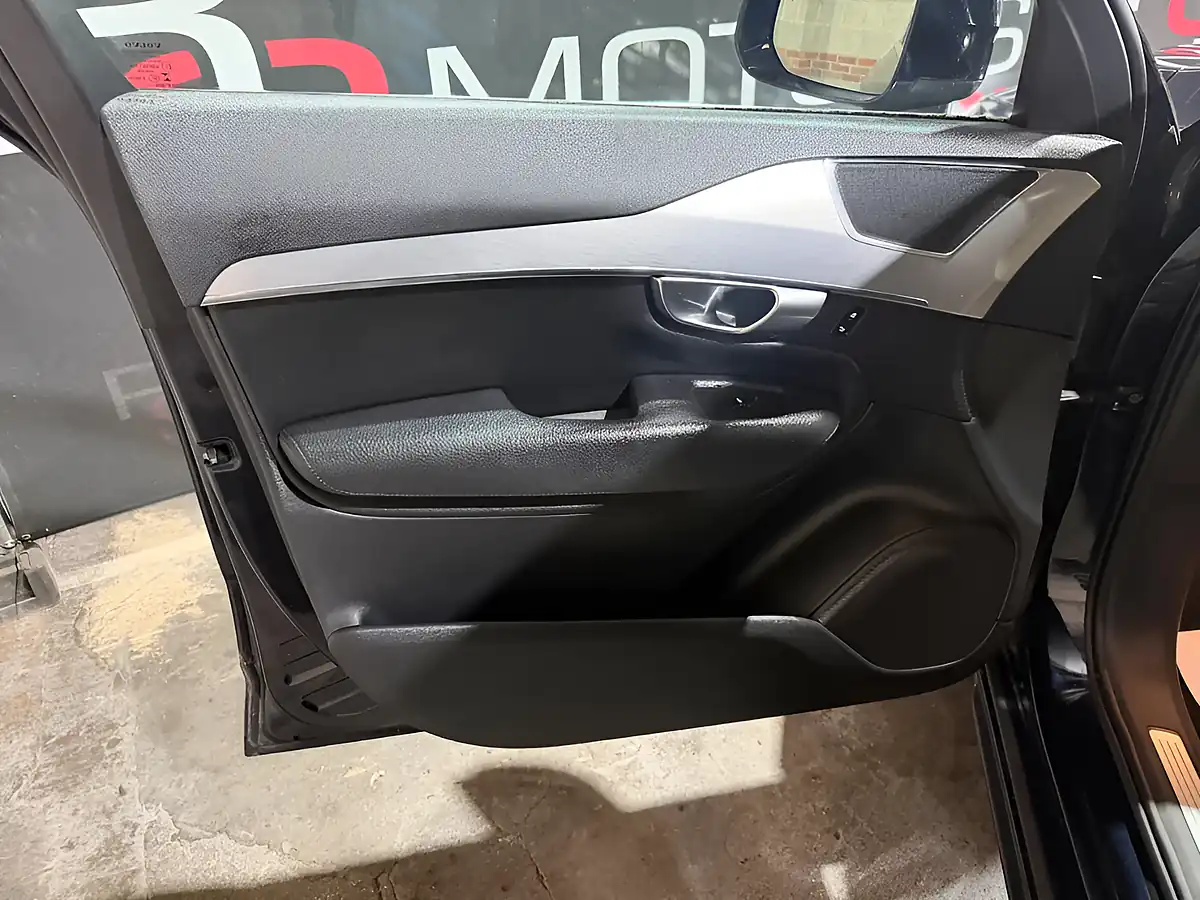 Used 2017 Volvo XC90 Momentum Blue - Interior and Exterior details 7