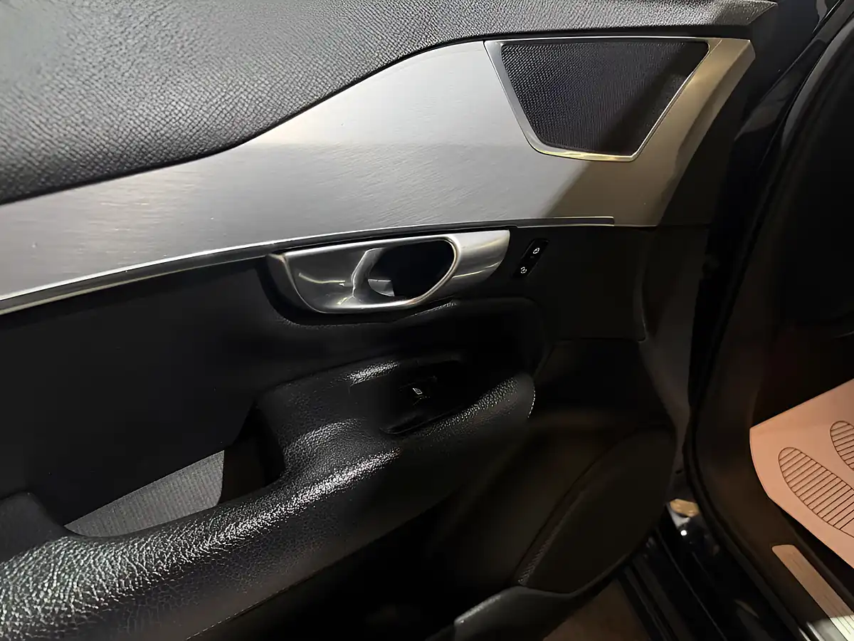 Used 2017 Volvo XC90 Momentum Blue - Interior and Exterior details 8