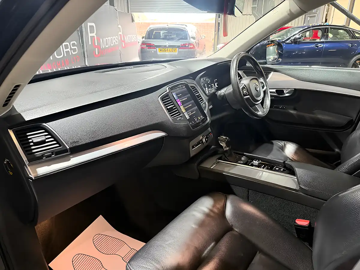 Used 2017 Volvo XC90 Momentum Blue - Interior and Exterior details 9