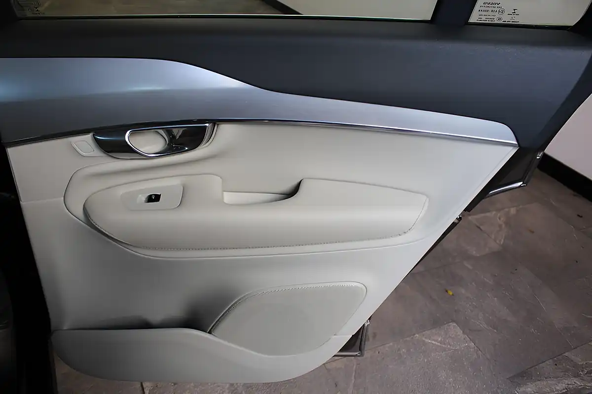 Used 2017 Volvo XC90 Momentum Pro Twilight Bronze - Interior and Exterior details 18