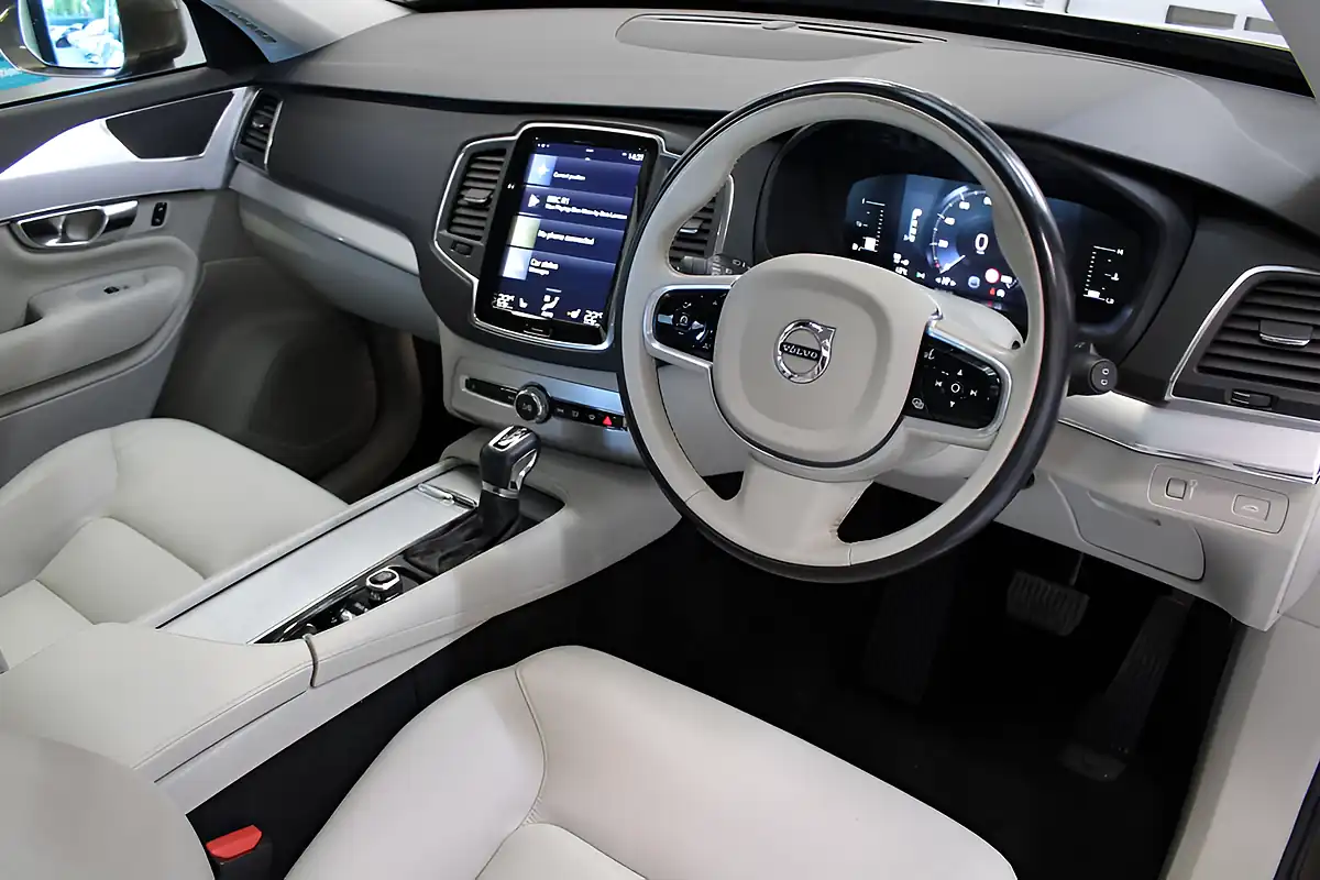 Used 2017 Volvo XC90 Momentum Pro Twilight Bronze - Interior and Exterior details 19