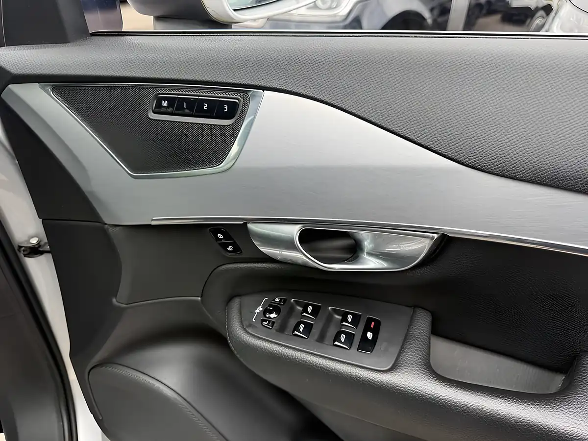 Used 2017 Volvo XC90 Momentum Silver - Interior and Exterior details 13