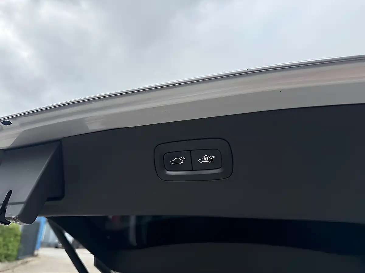 Used 2017 Volvo XC90 Momentum Silver - Interior and Exterior details 8