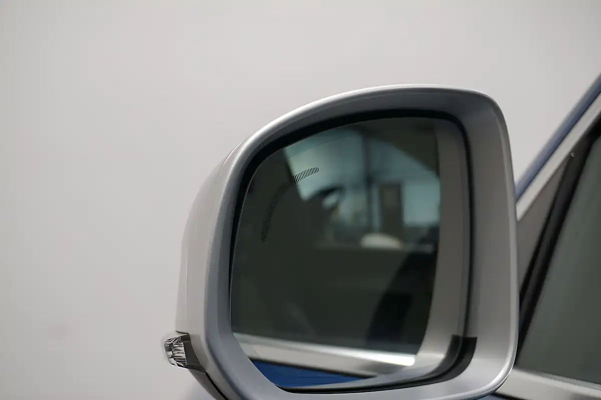 Used 2017 Volvo XC90 R-Design Pro Bursting Blue - Interior and Exterior details 11
