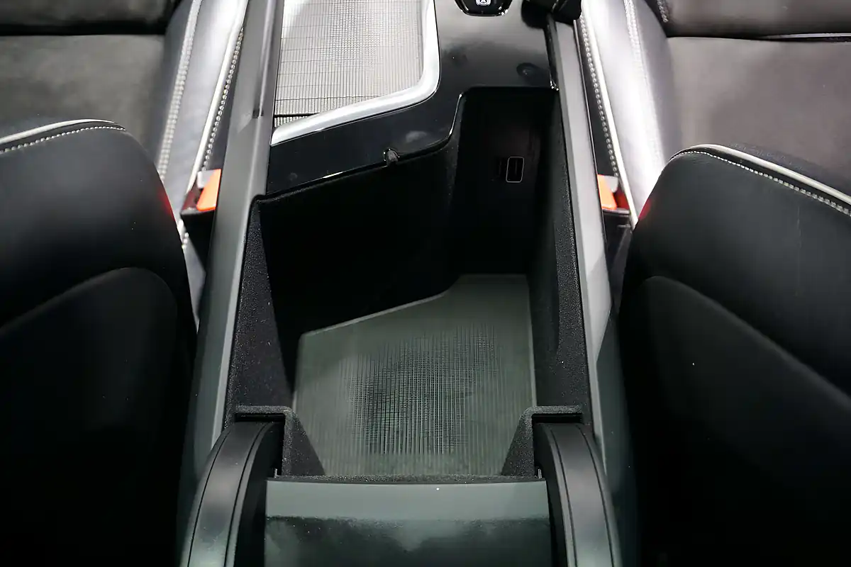 Used 2017 Volvo XC90 R-Design Pro Bursting Blue - Interior and Exterior details 18