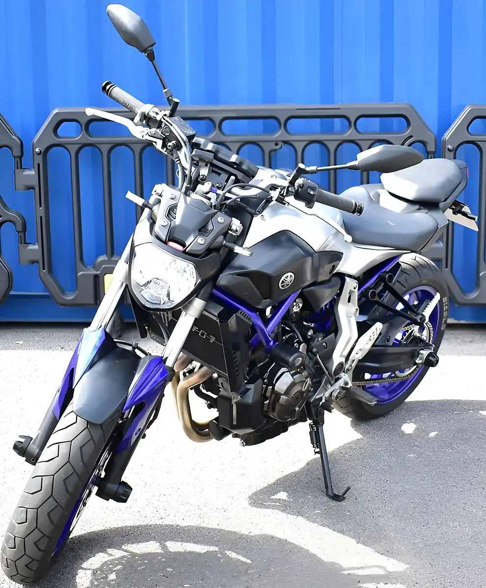 Used 2017 Yamaha MT-07 Silver - Interior and Exterior details 4