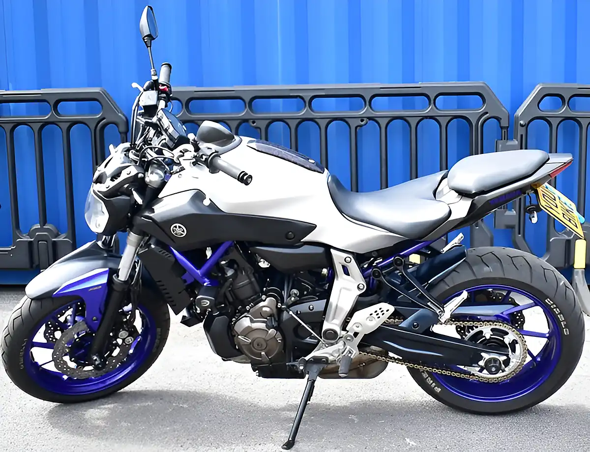 Used 2017 Yamaha MT-07 Silver - Interior and Exterior details 5