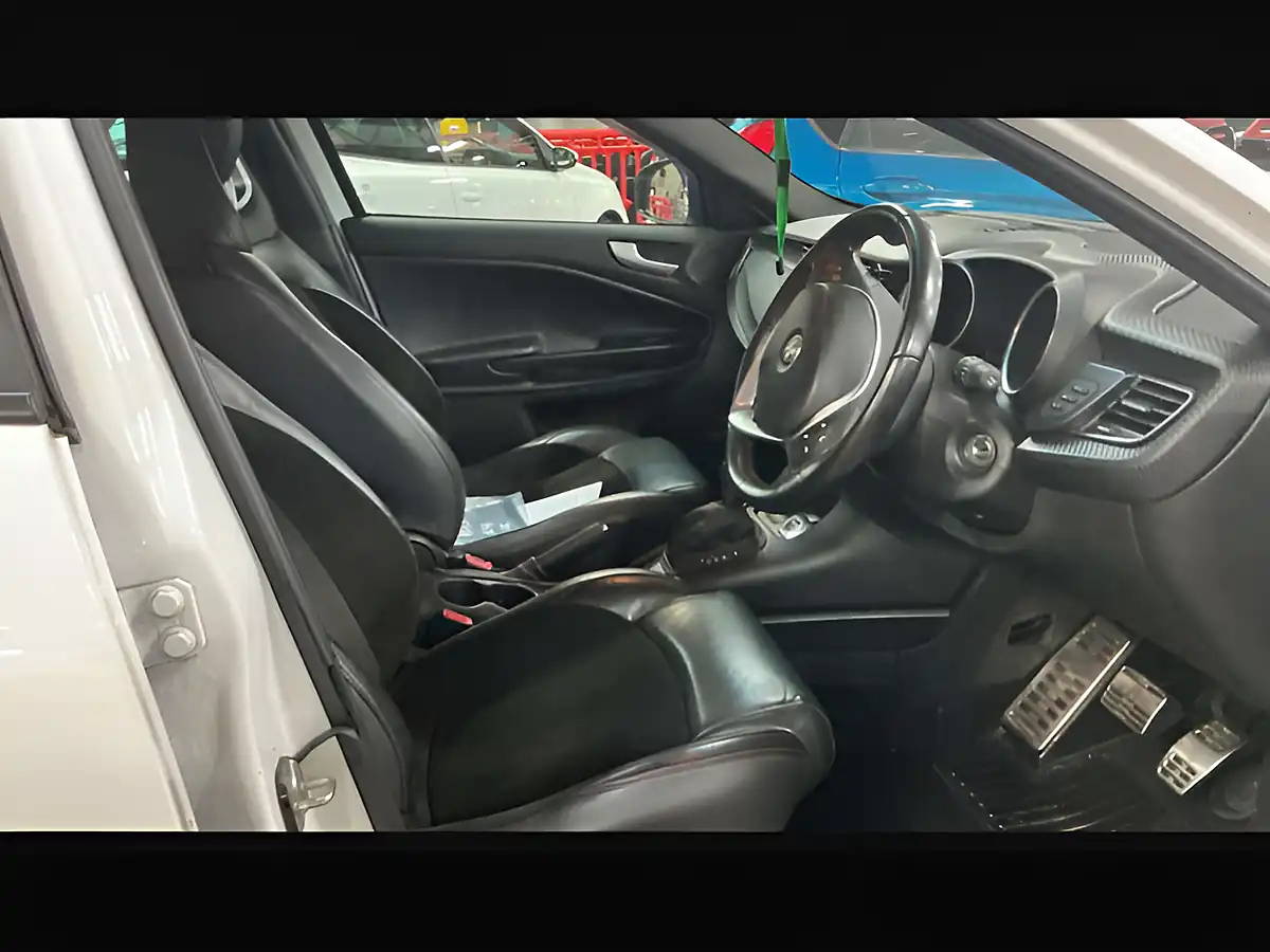 Used 2018 Alfa Romeo Giulietta Veloce Alfa White - Interior and Exterior details 10