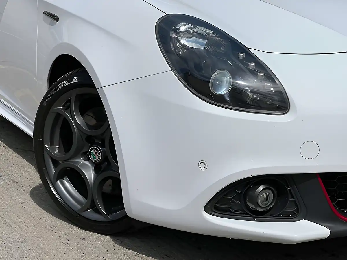 Used 2018 Alfa Romeo Giulietta Veloce Alfa White - Interior and Exterior details 17