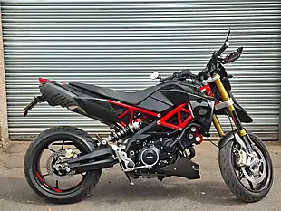 Used 2018 Aprilia Dorsoduro Silver - Interior and Exterior details 10