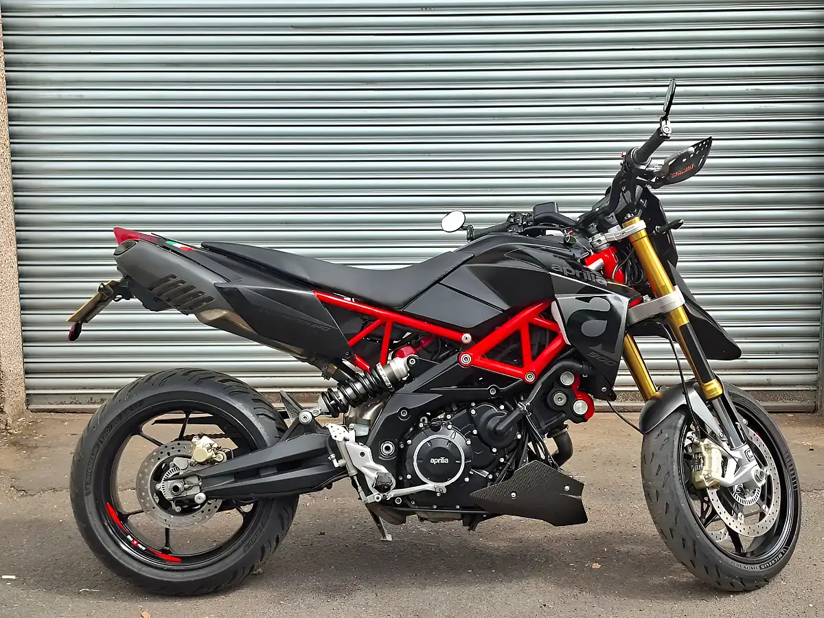 Used 2018 Aprilia Dorsoduro Silver - Interior and Exterior details 10