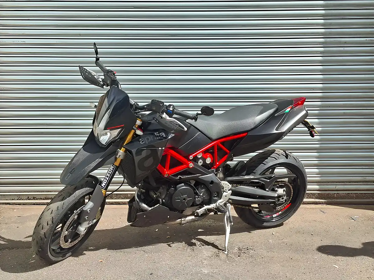 Used 2018 Aprilia Dorsoduro Silver - Interior and Exterior details 5