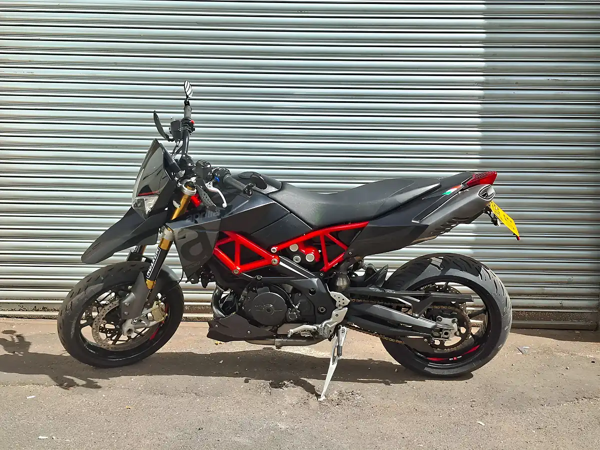 Used 2018 Aprilia Dorsoduro Silver - Interior and Exterior details 6