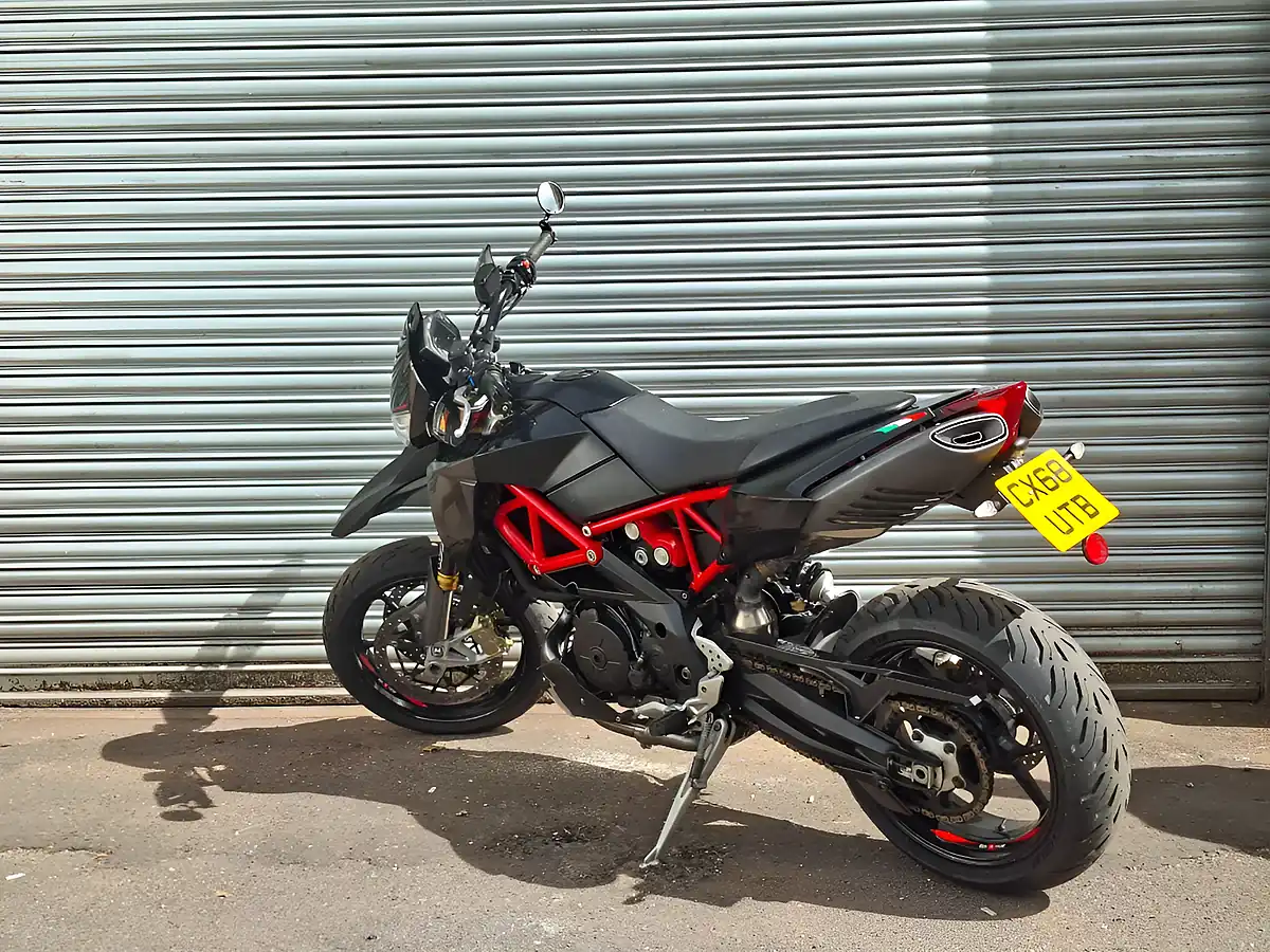 Used 2018 Aprilia Dorsoduro Silver - Interior and Exterior details 7
