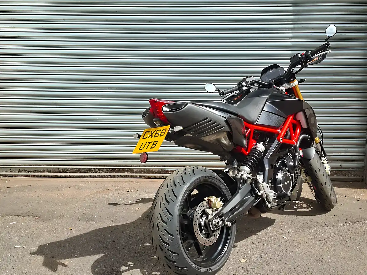 Used 2018 Aprilia Dorsoduro Silver - Interior and Exterior details 9