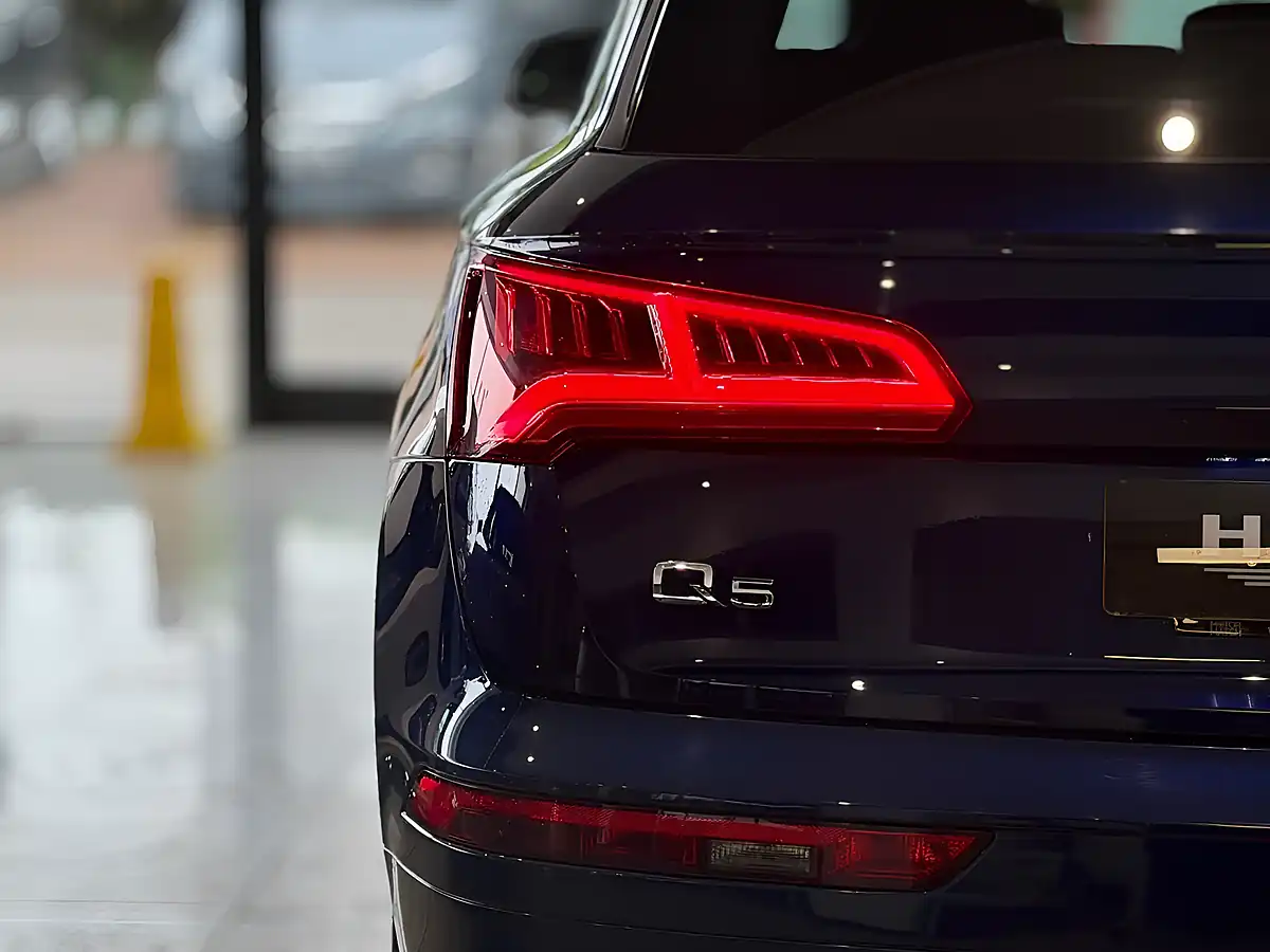 Used 2018 Audi Q5 S Line Blue - Interior and Exterior details 7