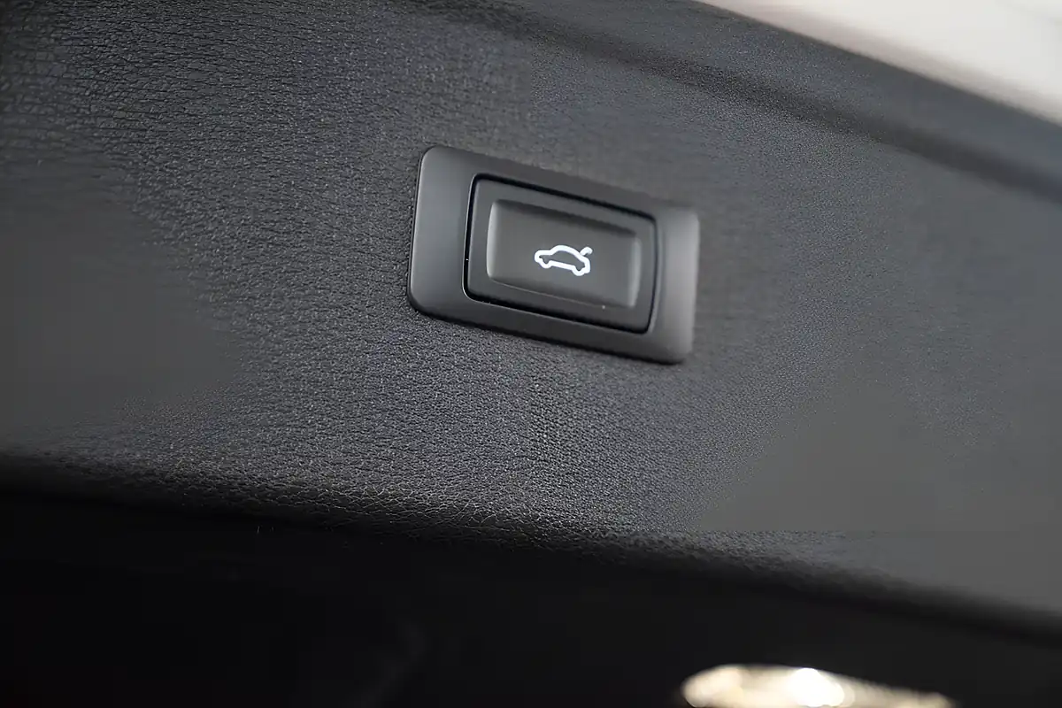 Used 2018 Audi Q5 Sport Glacier White - Interior and Exterior details 18