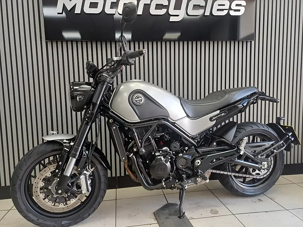 Used 2018 Benelli Leoncino Silver - Interior and Exterior details 4