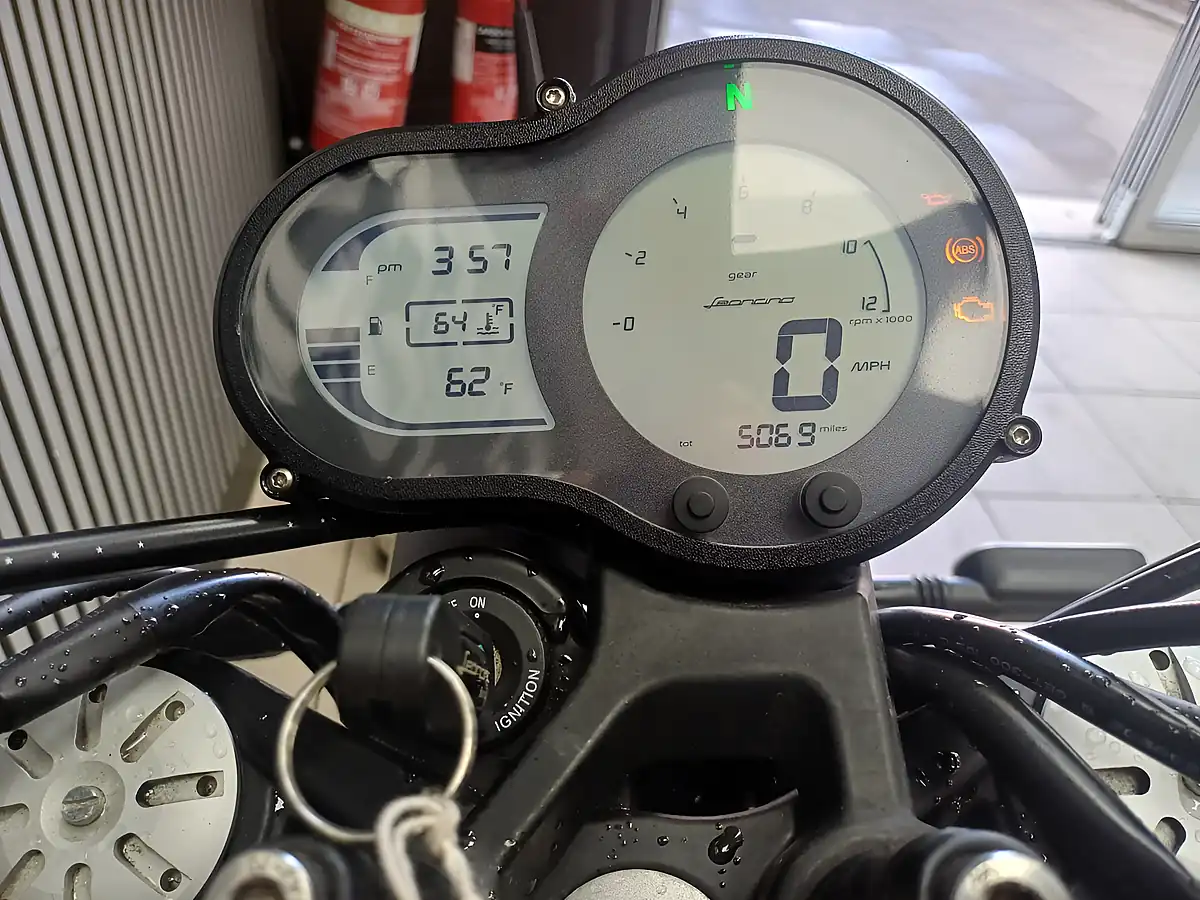 Used 2018 Benelli Leoncino Silver - Interior and Exterior details 8