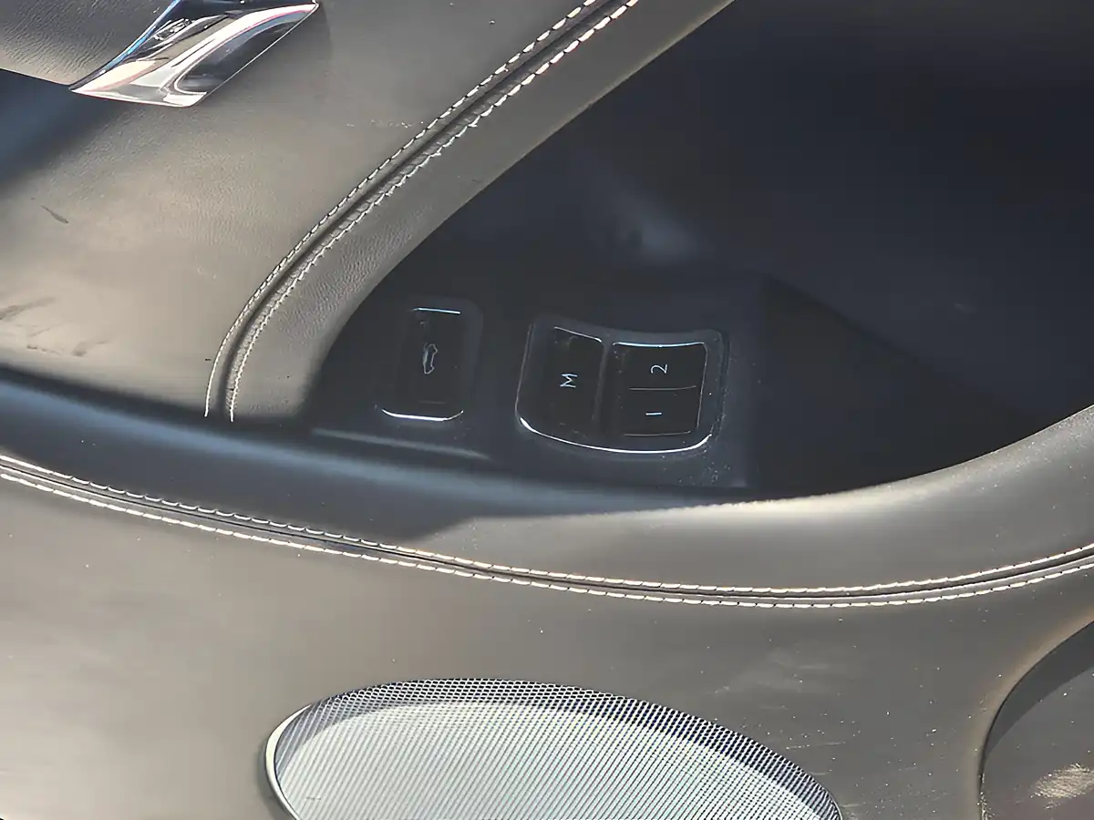 Used 2018 Bentley Bentayga Black - Interior and Exterior details 14