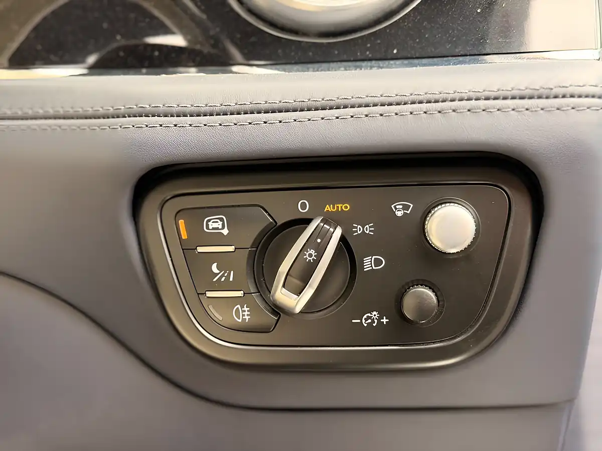 Used 2018 Bentley Bentayga Touring Blue - Interior and Exterior details 17