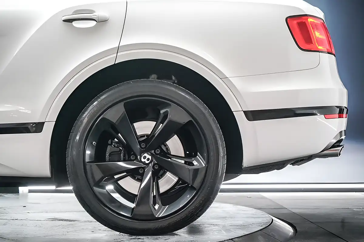Used 2018 Bentley Bentayga White - Interior and Exterior details 11