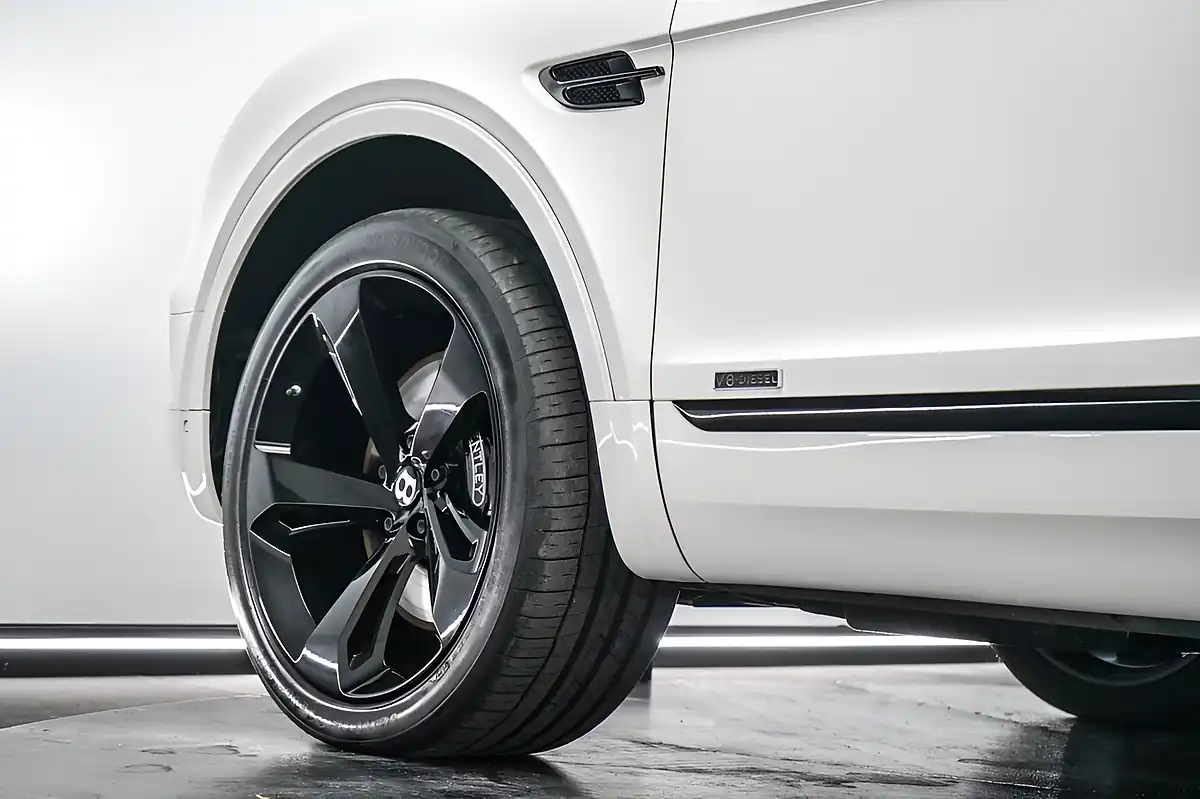 Used 2018 Bentley Bentayga White - Interior and Exterior details 9