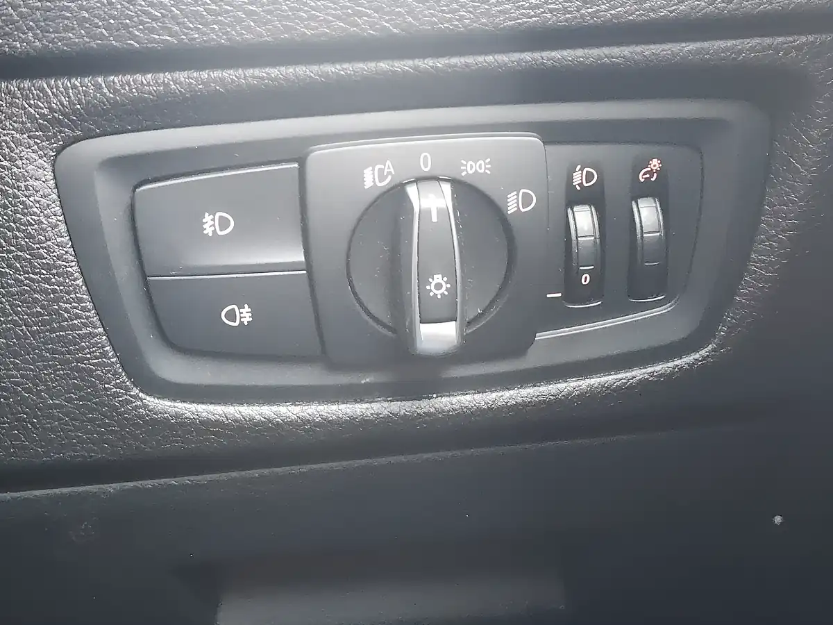 Used 2018 BMW 1 Series Se Business White - Interior and Exterior details 17