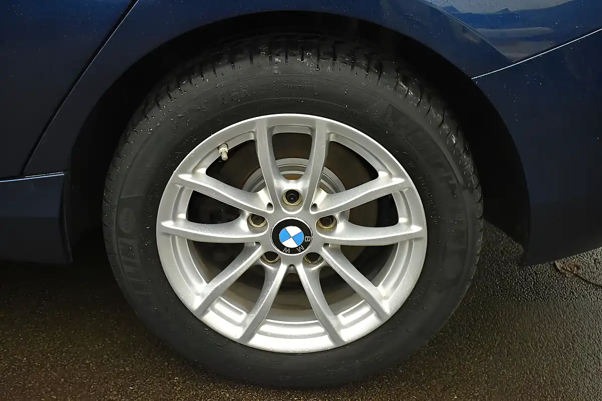 Used 2018 BMW 1 Series Se Mediterranean Blue - Interior and Exterior details 20