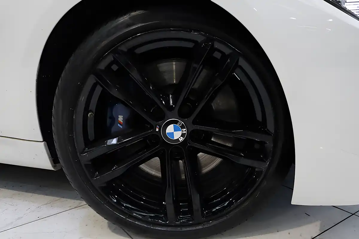 Used 2018 BMW 3 Series M Sport Shadow Edition Alpine White - Interior and Exterior details 6