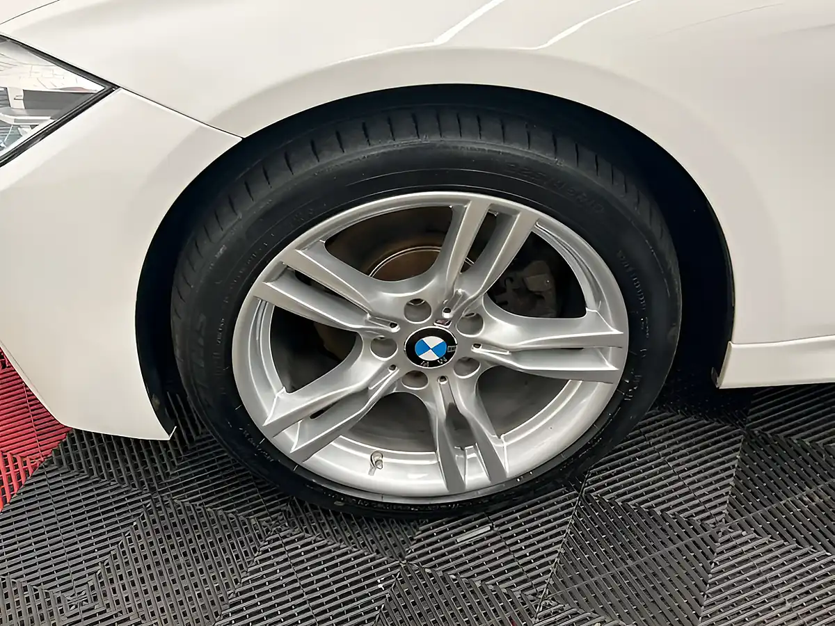 Used 2018 BMW 3 Series M Sport Touring Alpine White - Interior and Exterior details 9