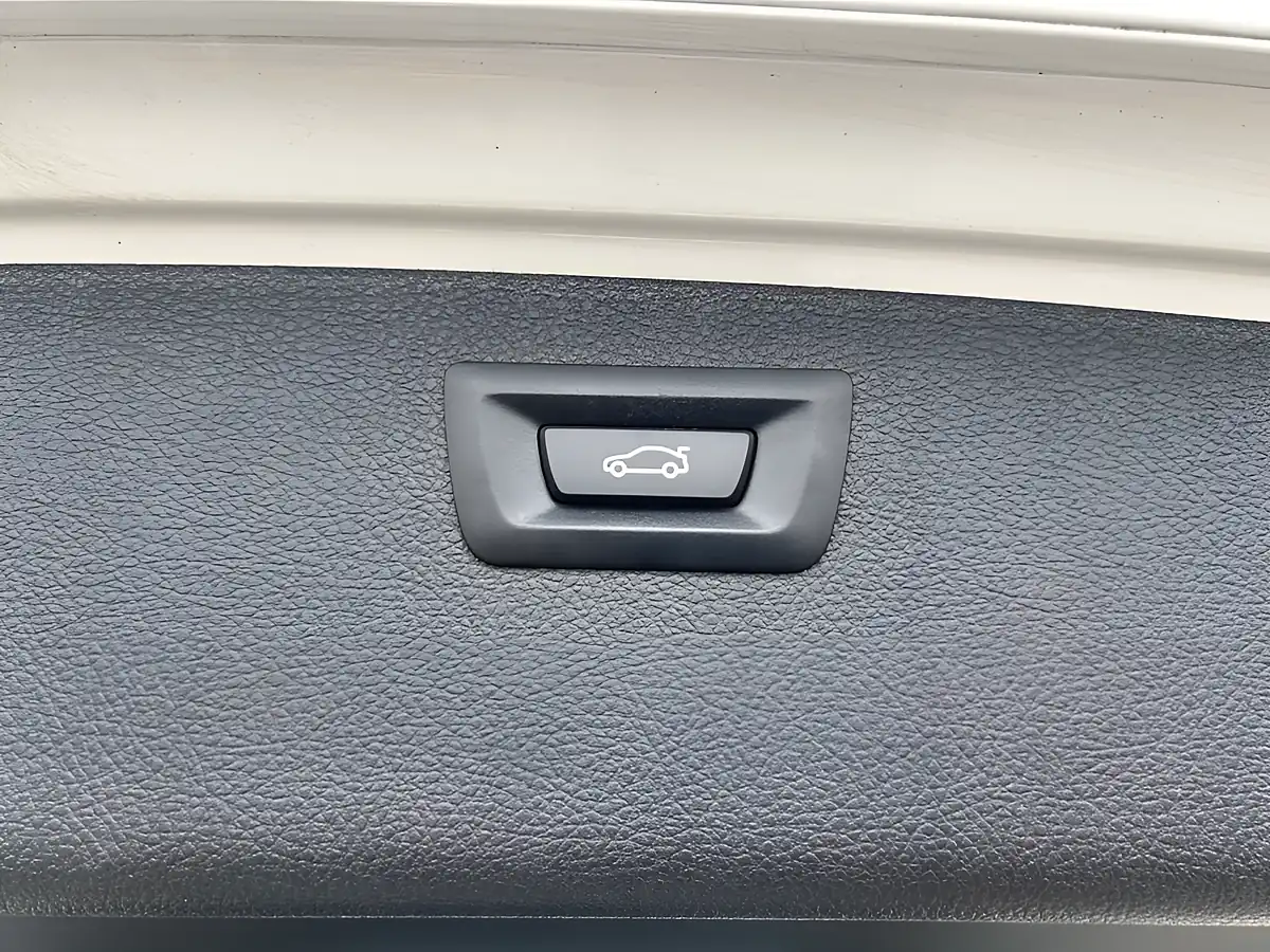 Used 2018 BMW 3 Series M Sport White - Interior and Exterior details 14