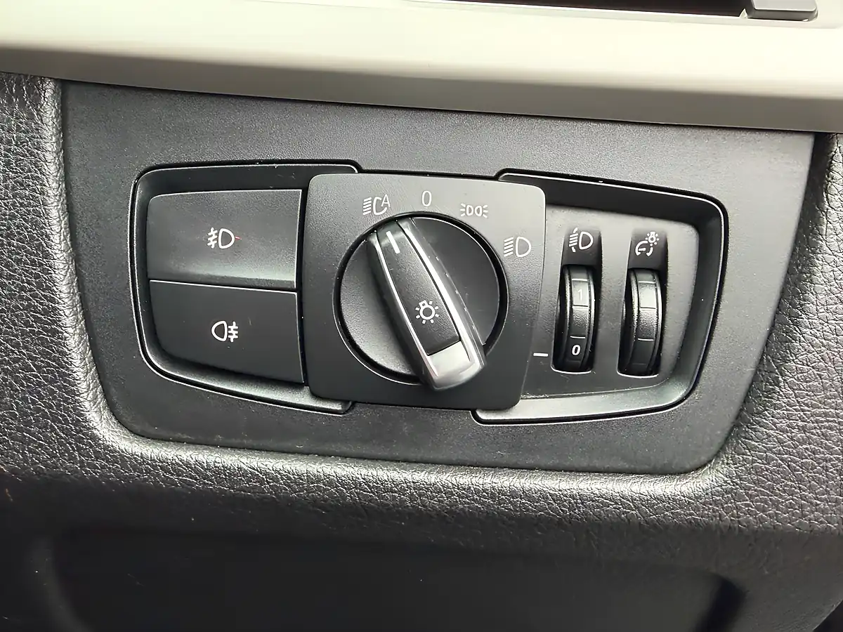 Used 2018 BMW 3 Series Se Mineral Grey - Interior and Exterior details 18