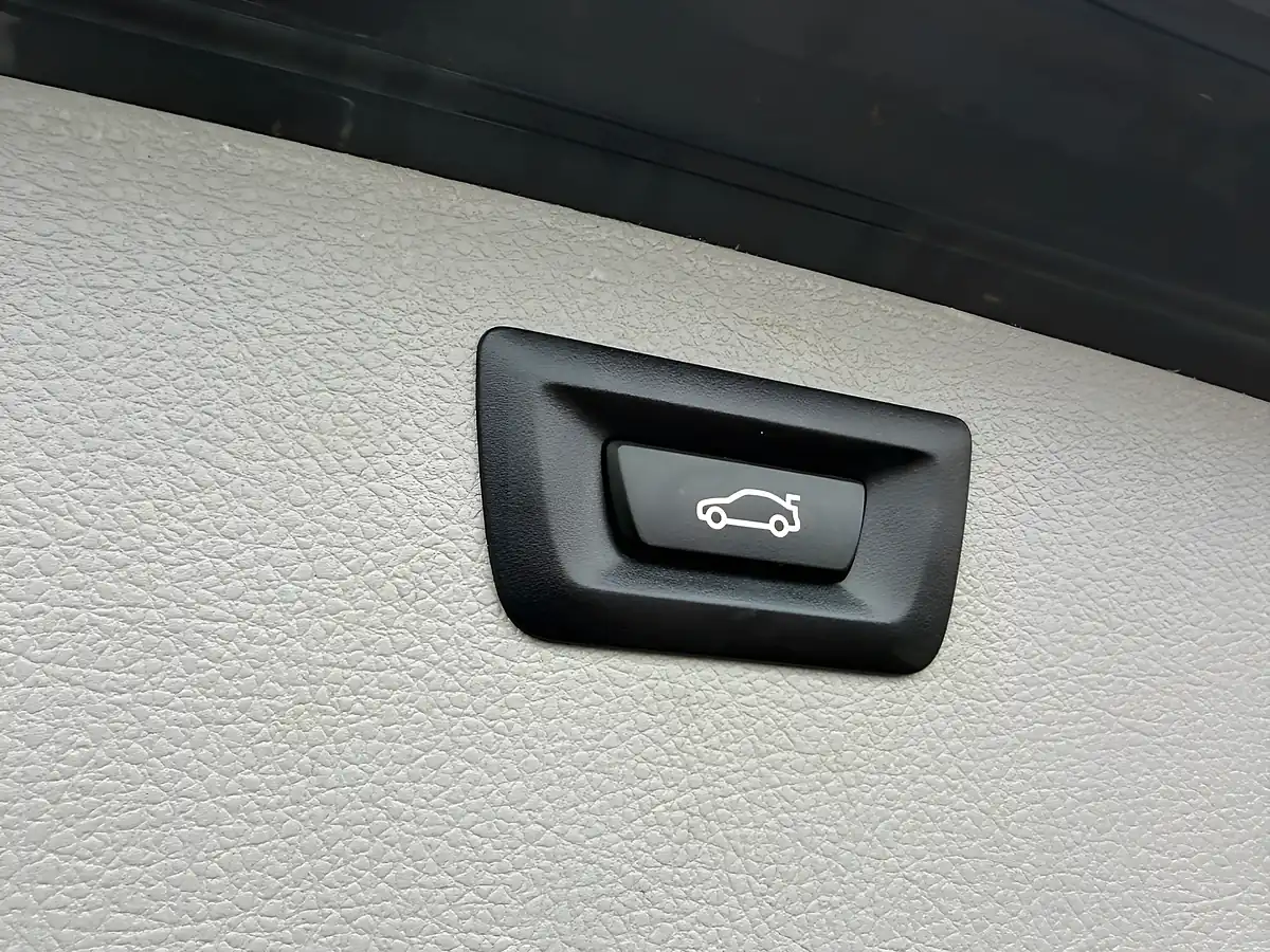 Used 2018 BMW 3 Series Se Mineral Grey - Interior and Exterior details 8