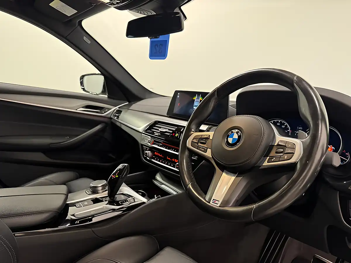 Used 2018 BMW 5 Series M Sport Alpine White - Interior and Exterior details 11