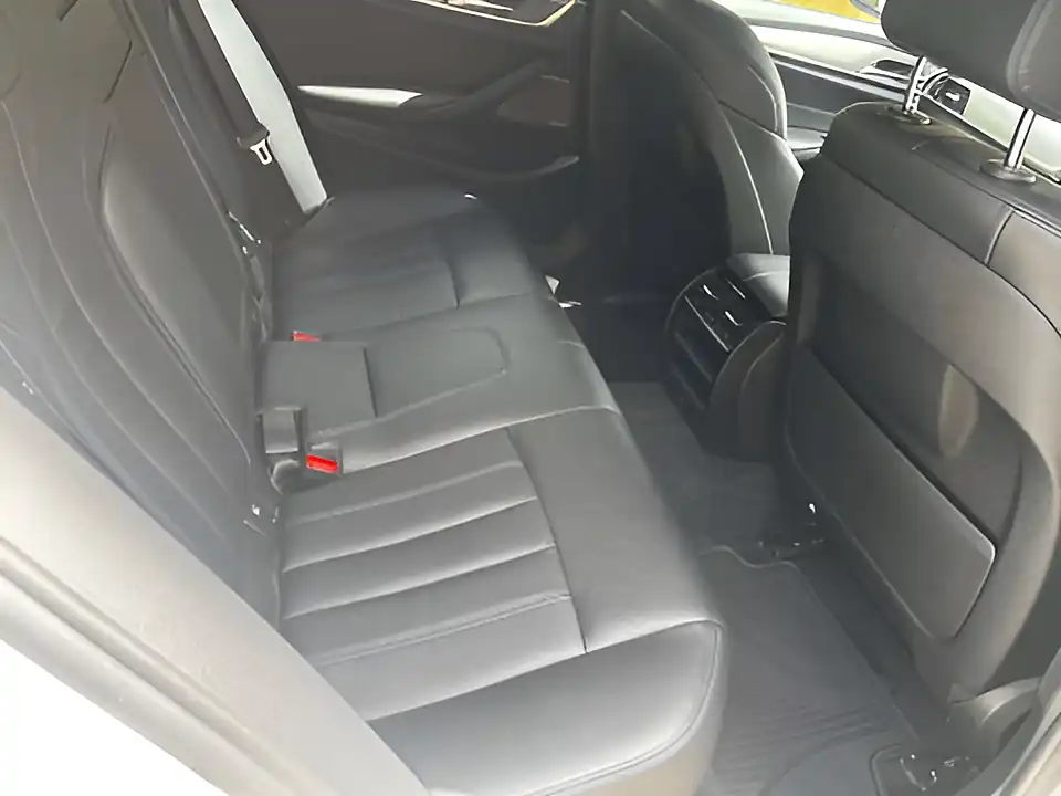 Used 2018 BMW 5 Series M Sport Alpine White - Interior and Exterior details 19