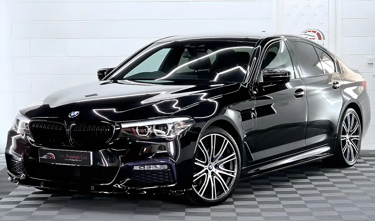 Used 2018 BMW 5 Series M Sport Black Sapphire - Front View