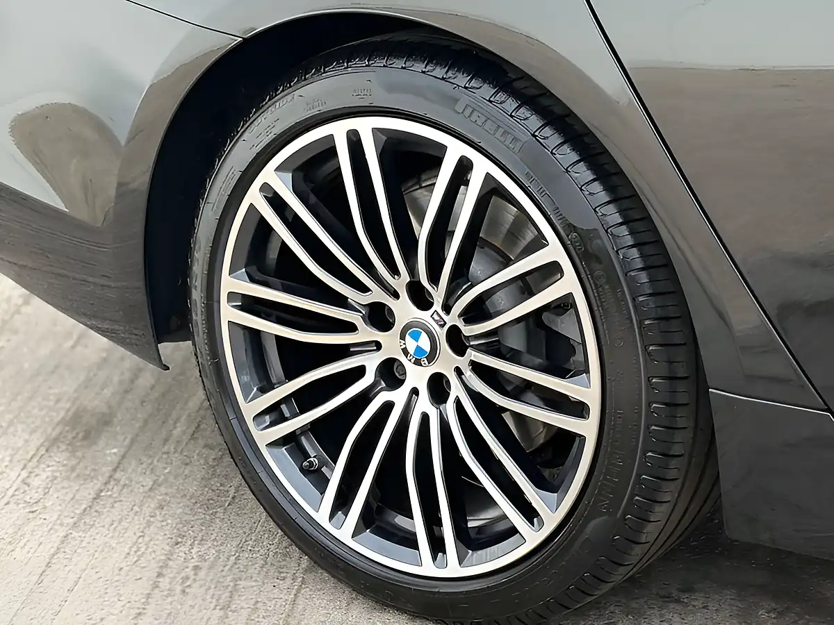 Used 2018 BMW 5 Series M Sport Black Sapphire - Interior and Exterior details 9