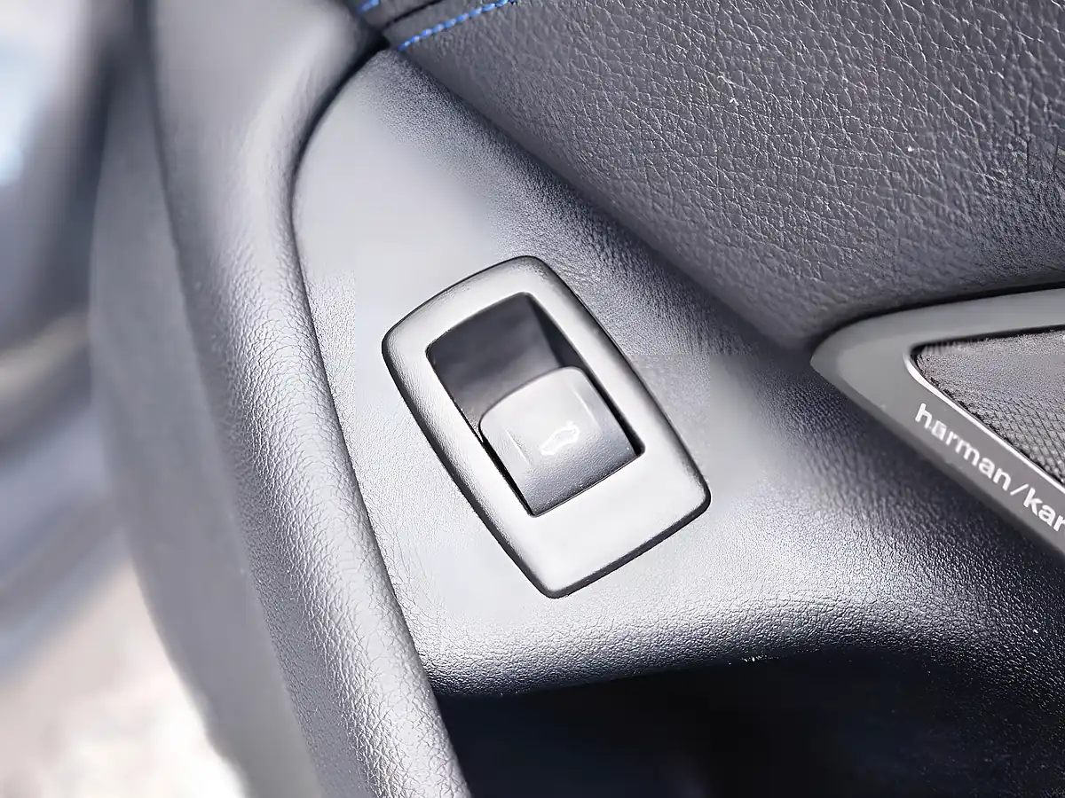 Used 2018 BMW 5 Series M Sport Blue - Interior and Exterior details 11