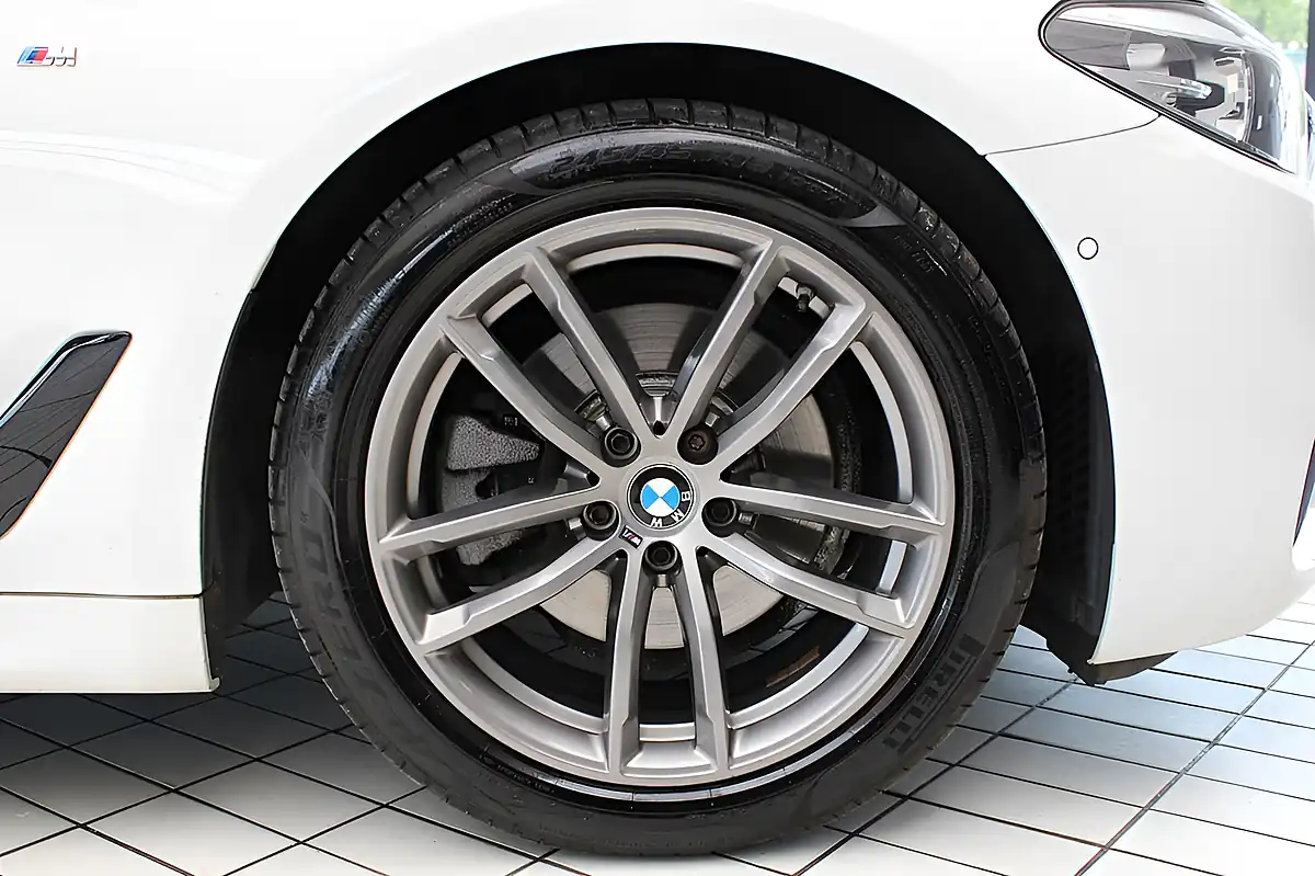 Used 2018 BMW 5 Series M Sport White - Interior and Exterior details 9