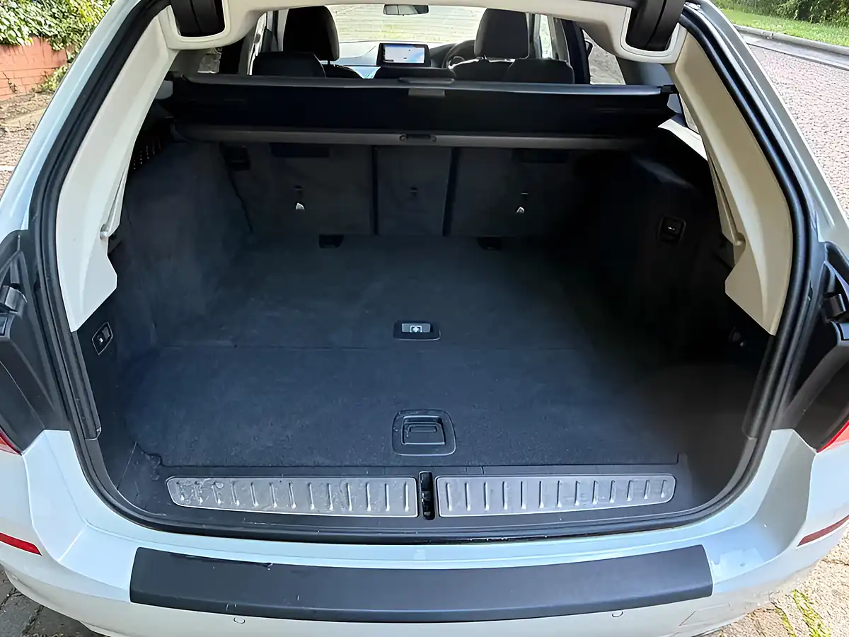 Used 2018 BMW 5 Series Se Arctic White - Interior and Exterior details 18