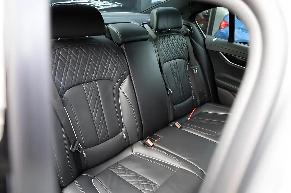 Used 2018 BMW 7 Series M Sport Silver - Interior and Exterior details 17