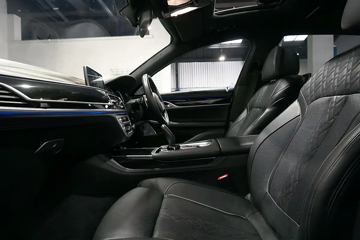 Used 2018 BMW 7 Series M760L Glacier Silver - Interior and Exterior details 10
