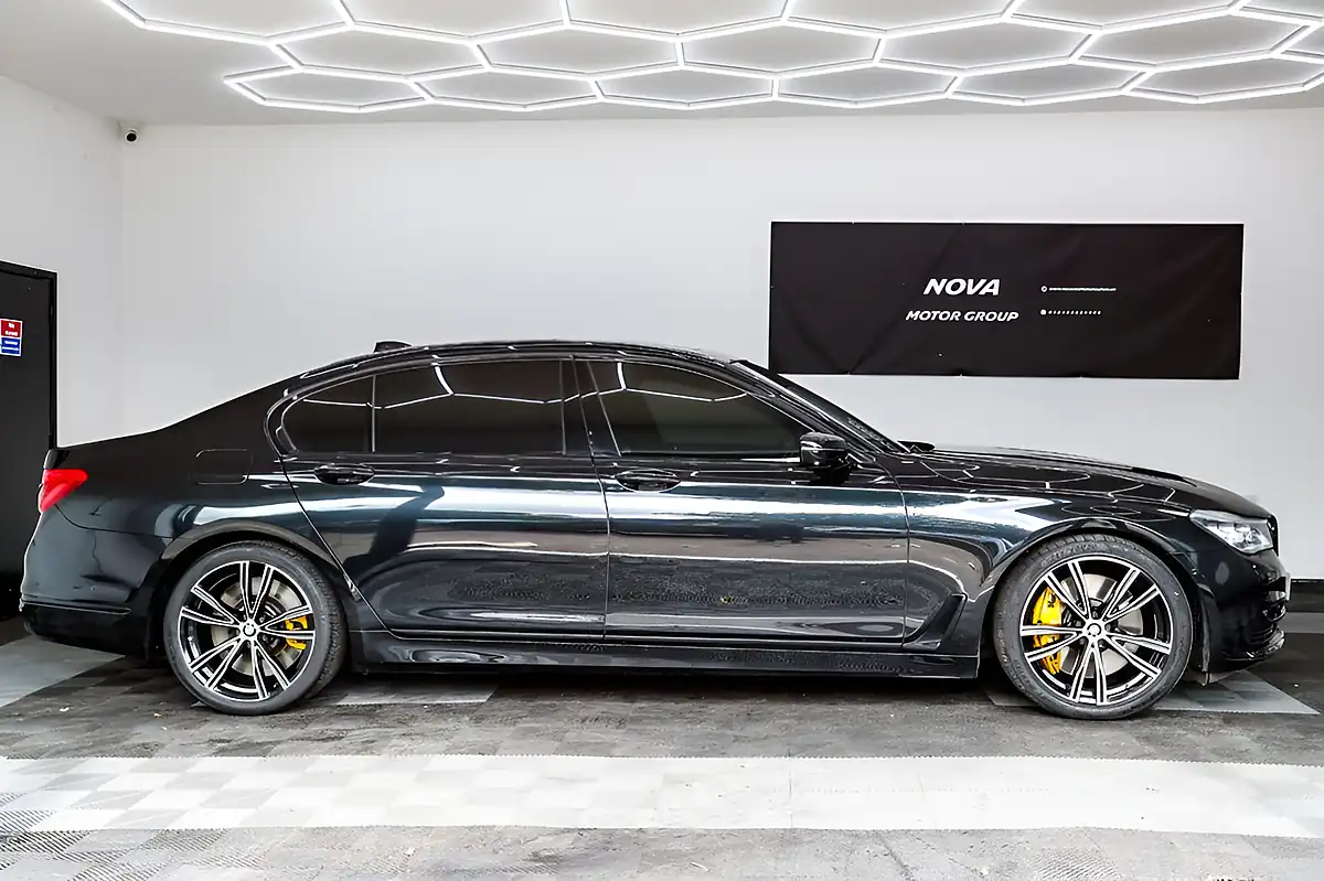 Used 2018 BMW 7 Series M760Li Black - Interior and Exterior details 5