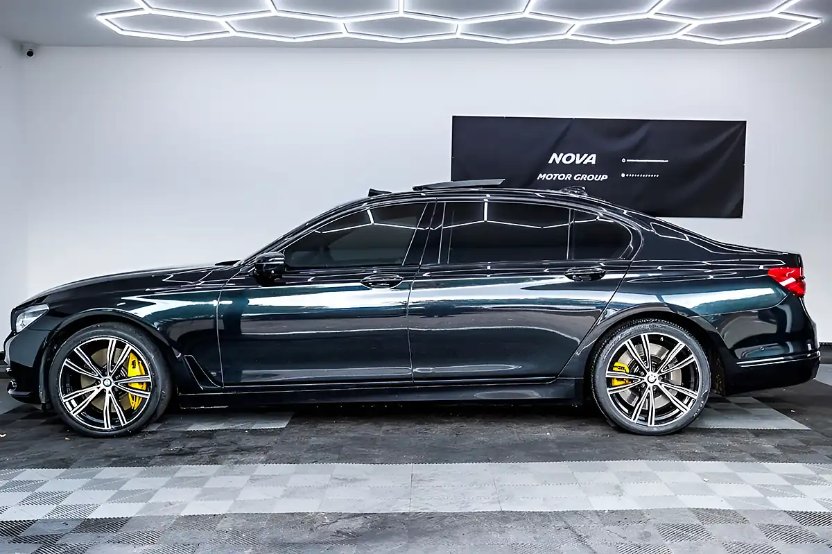 Used 2018 BMW 7 Series M760Li Black - Interior and Exterior details 6