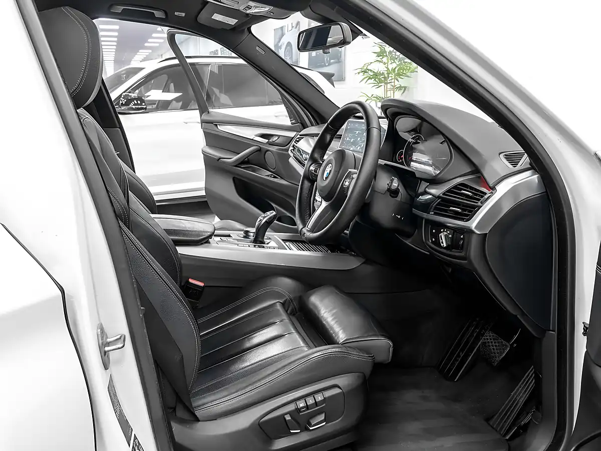 Used 2018 BMW X5 M Sport Alpine White - Interior and Exterior details 15