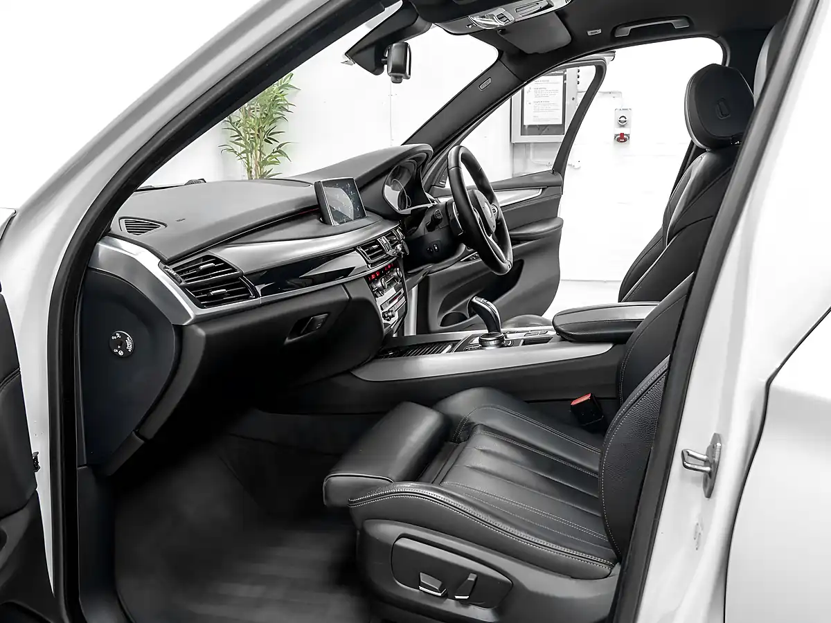 Used 2018 BMW X5 M Sport Alpine White - Interior and Exterior details 16