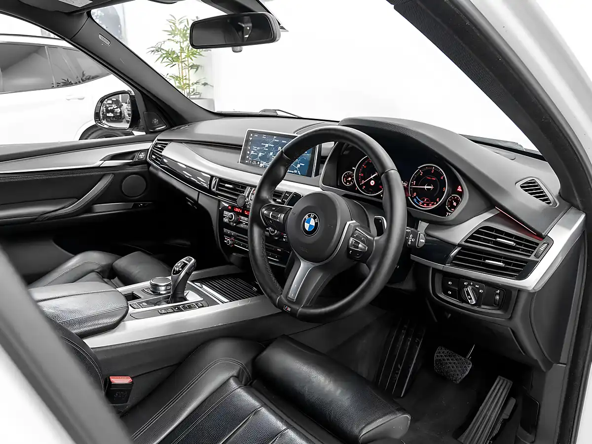Used 2018 BMW X5 M Sport Alpine White - Interior and Exterior details 17